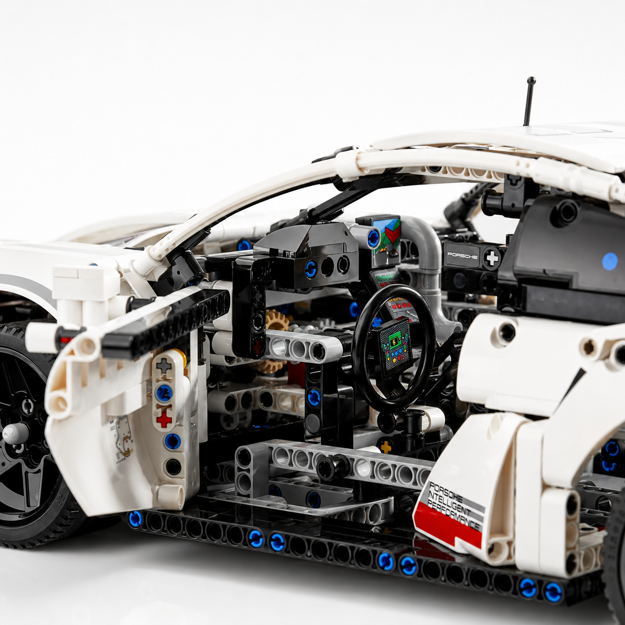 Porsche 911 RSR (1,580 Pieces)