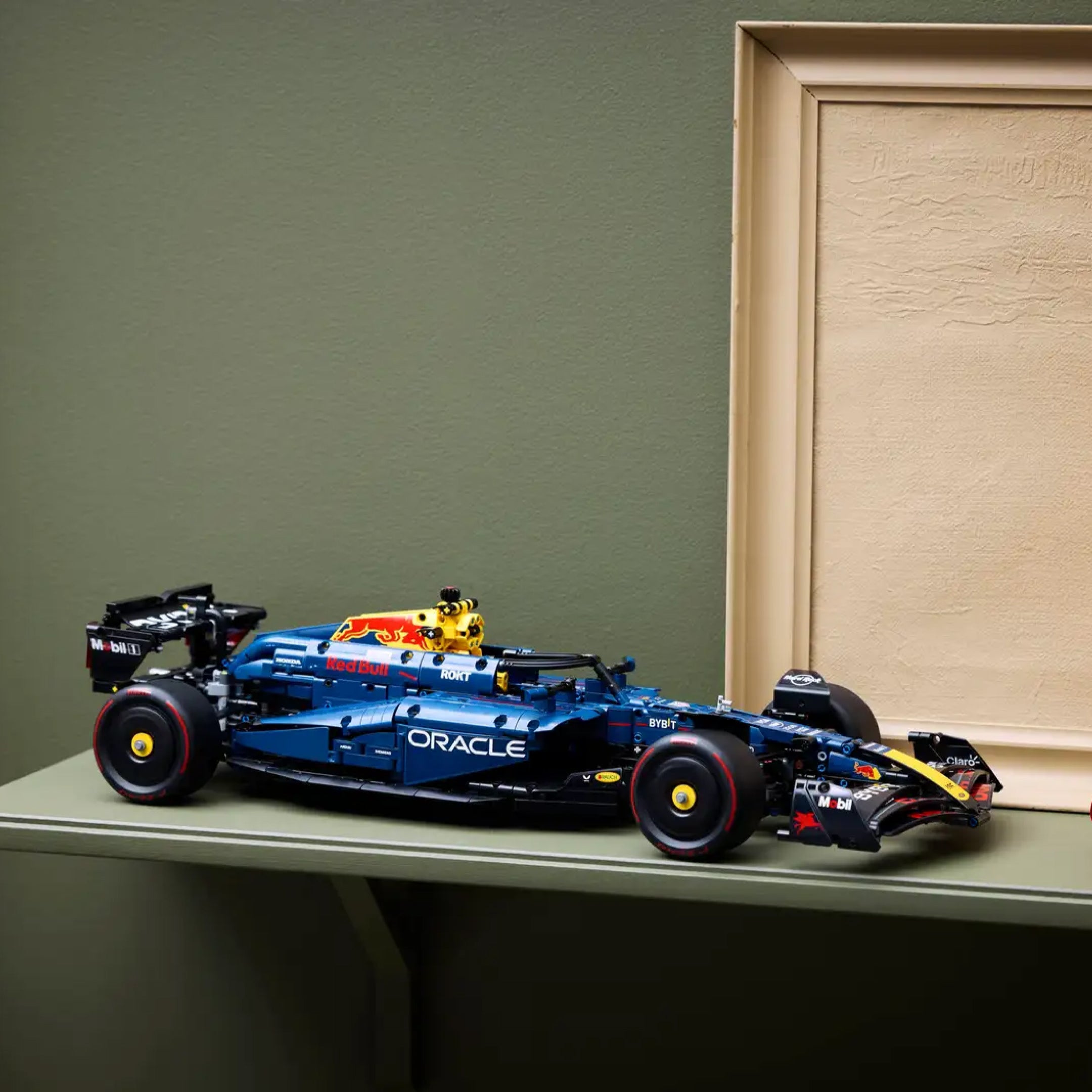 Oracle Red Bull Racing RB20 Formula 1 Car (1,639 Pieces)